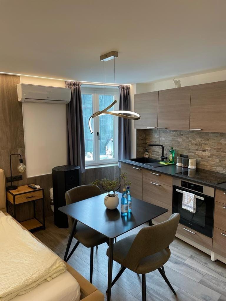 Kitchen or kitchenette, Dining area