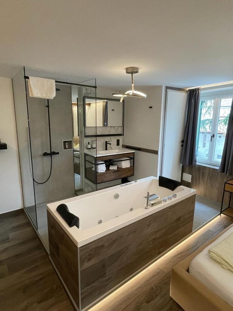 Photo of the whole room, towels