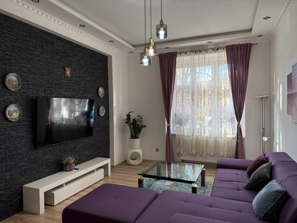 Communal lounge/ TV room, TV and multimedia, Living room, Seating area