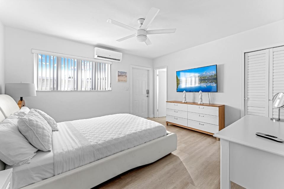 2-Min Walk to the Beach! Sleeps 7 - Large 2BR2BA #5 Apartment in Lauderdale-by-the-Sea