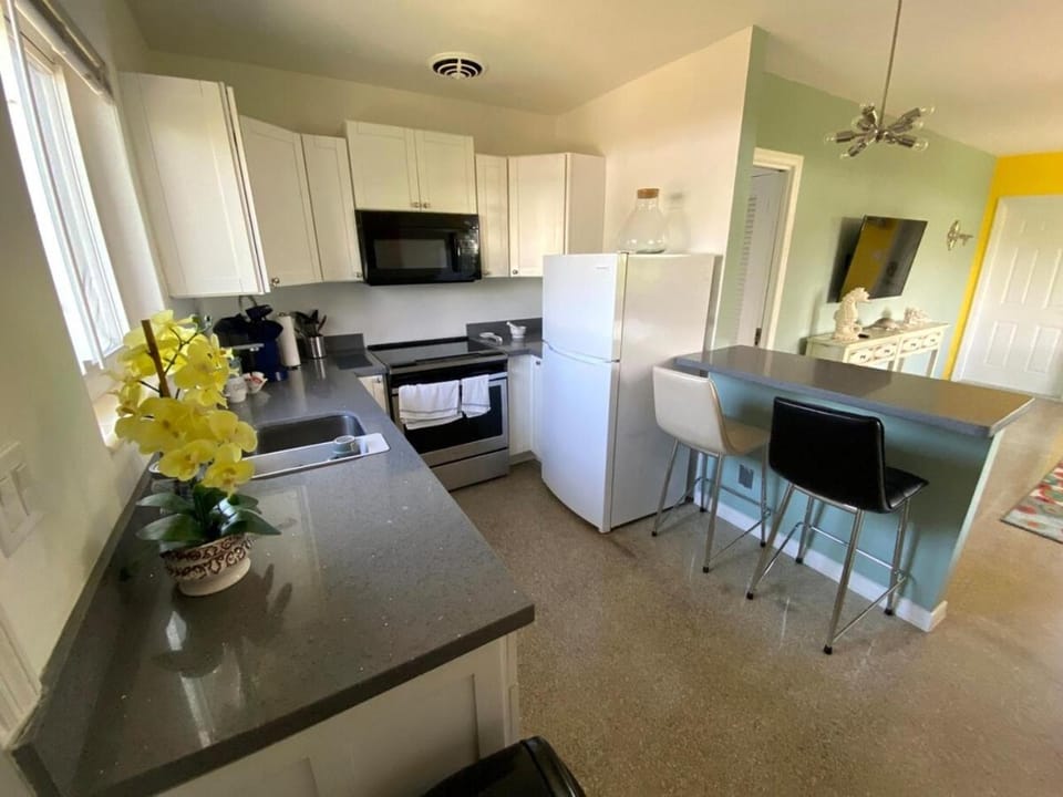 Few steps from the beach -Awesome 1br1ba Apartment in Lauderdale-by-the-Sea