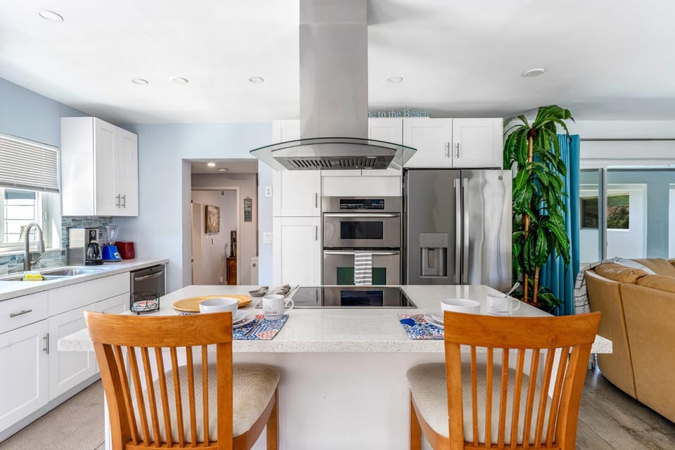 New Awesome 43, Few Min Walk From the Beach ! House in Lauderdale-by-the-Sea