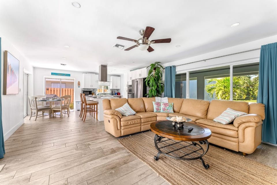 New Awesome 43, Few Min Walk From the Beach ! House in Lauderdale-by-the-Sea
