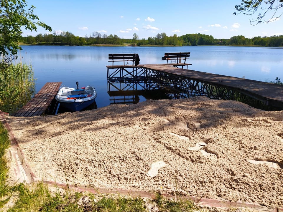 Dom z bala kort tenisowy ,linia brzegowa plaża ,pomost ,kajaki, łódka Villa in Poland
