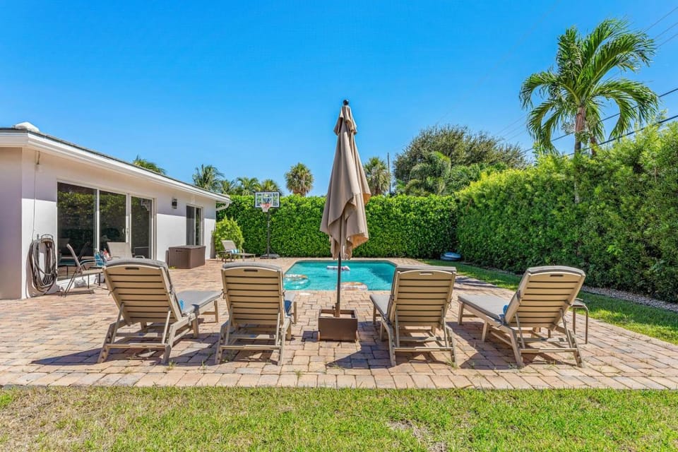 Heated Pool Walk to Beach & Dining Sleeps 10 House in Lauderdale-by-the-Sea