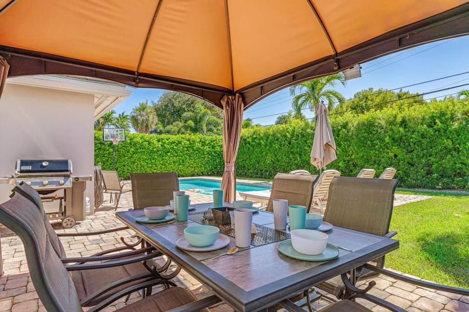 Heated Pool Walk to Beach & Dining Sleeps 10 House in Lauderdale-by-the-Sea
