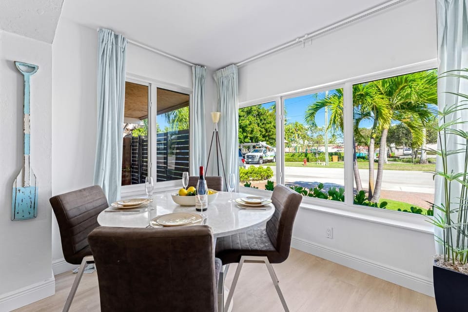 Wonderful 3BR Steps to the Beach WHeated Pool House in Lauderdale-by-the-Sea