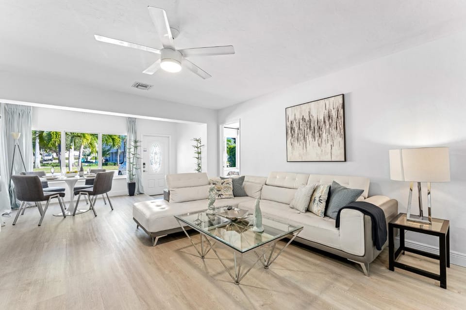 Wonderful 3BR Steps to the Beach WHeated Pool House in Lauderdale-by-the-Sea