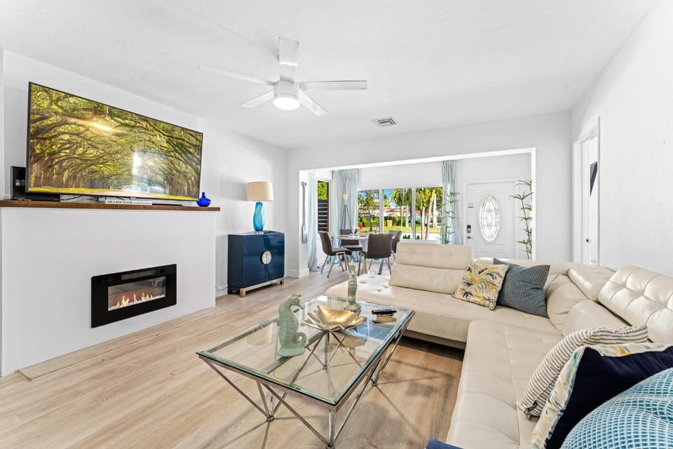 Wonderful 3BR Steps to the Beach WHeated Pool House in Lauderdale-by-the-Sea