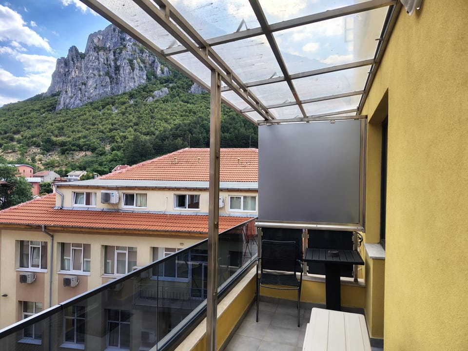 Balcony/Terrace, Mountain view