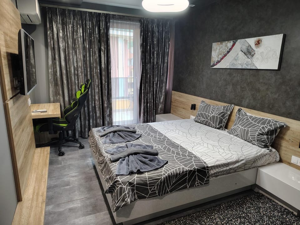 Bed, TV and multimedia, Bedroom