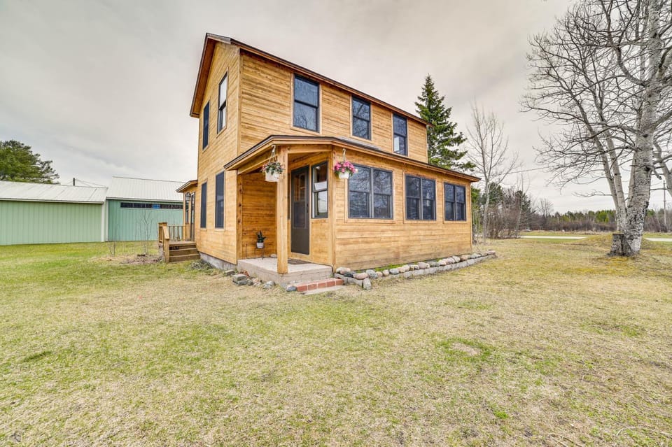 Snowmobiling Hub! Mackinaw City Home 3 Mi to Beach House in Mackinaw City