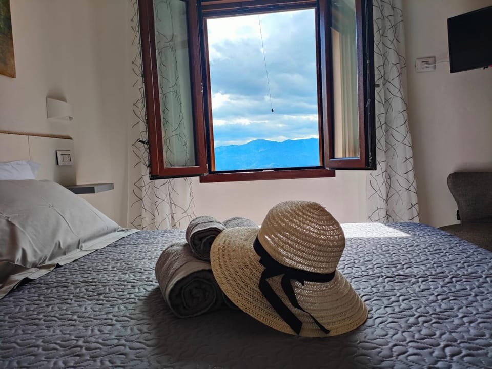 Bedroom, Mountain view