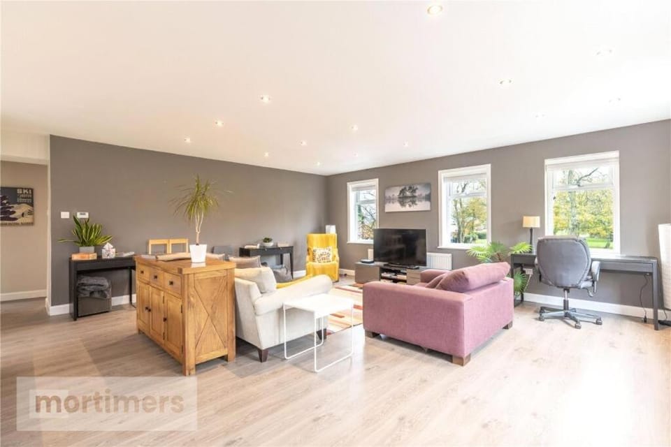 TV and multimedia, Living room, Seating area, Evening entertainment