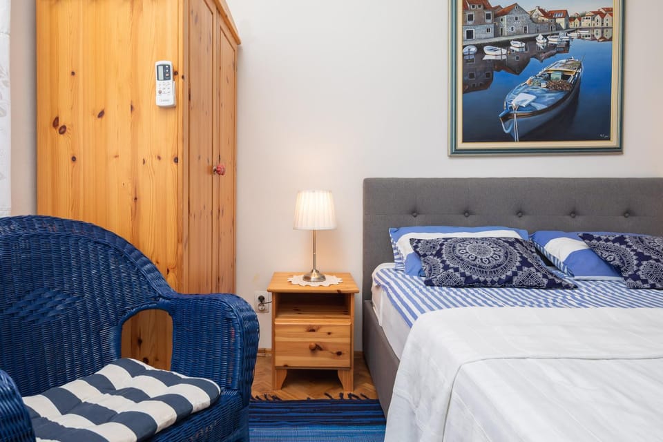Bed, Seating area, Bedroom