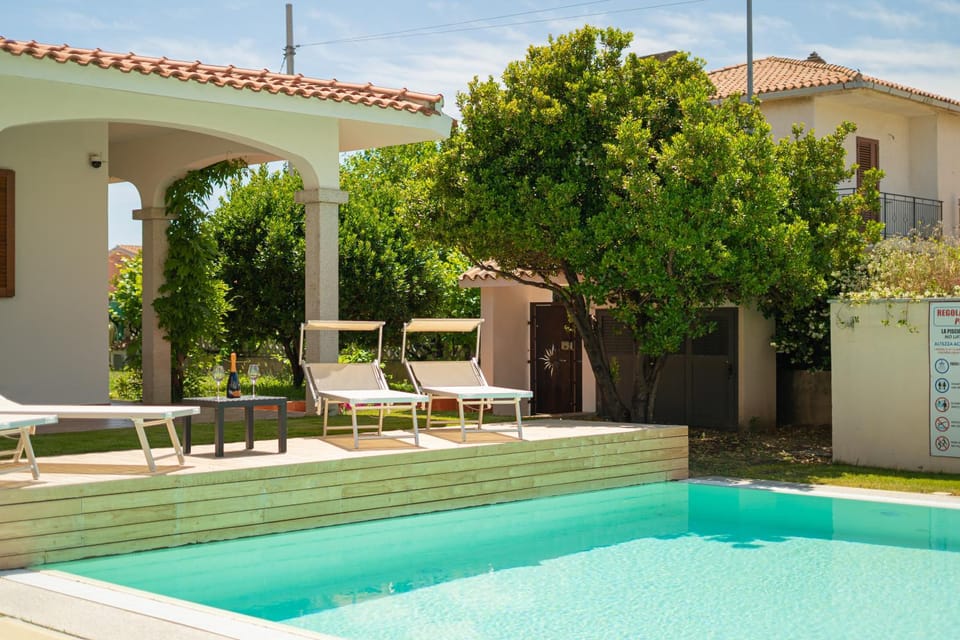 Property building, Garden, Garden view, Pool view, Swimming pool, sunbed