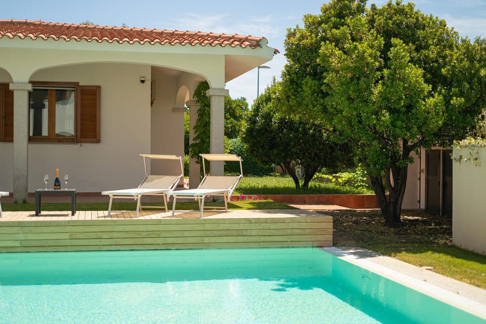 Property building, Garden view, Pool view, sunbed