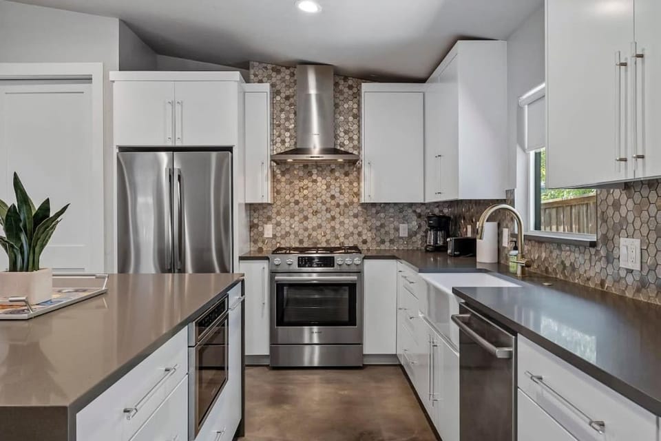 South Lamar Wellness Haven - Sauna - Hot Tub - BBQ House in Zilker