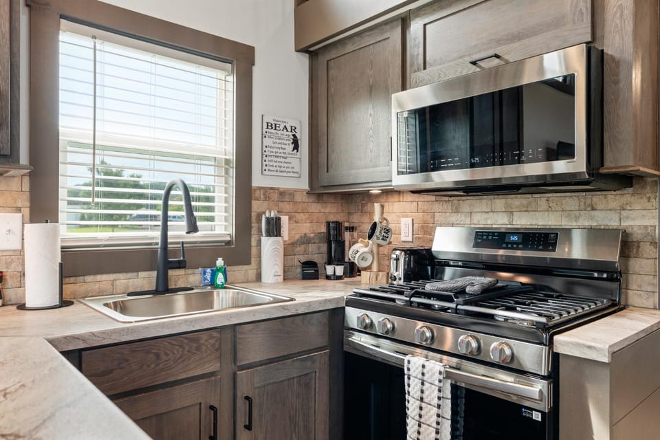 Coffee/tea facilities, Kitchen or kitchenette, microwave, oven, stove, toaster