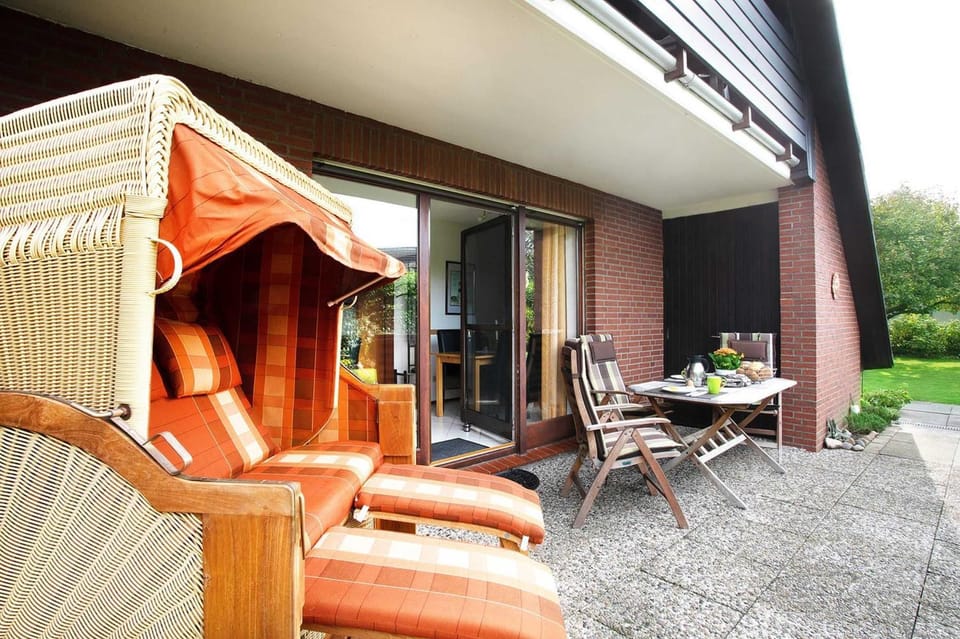 Property building, Patio, Garden, Garden view, sunbed