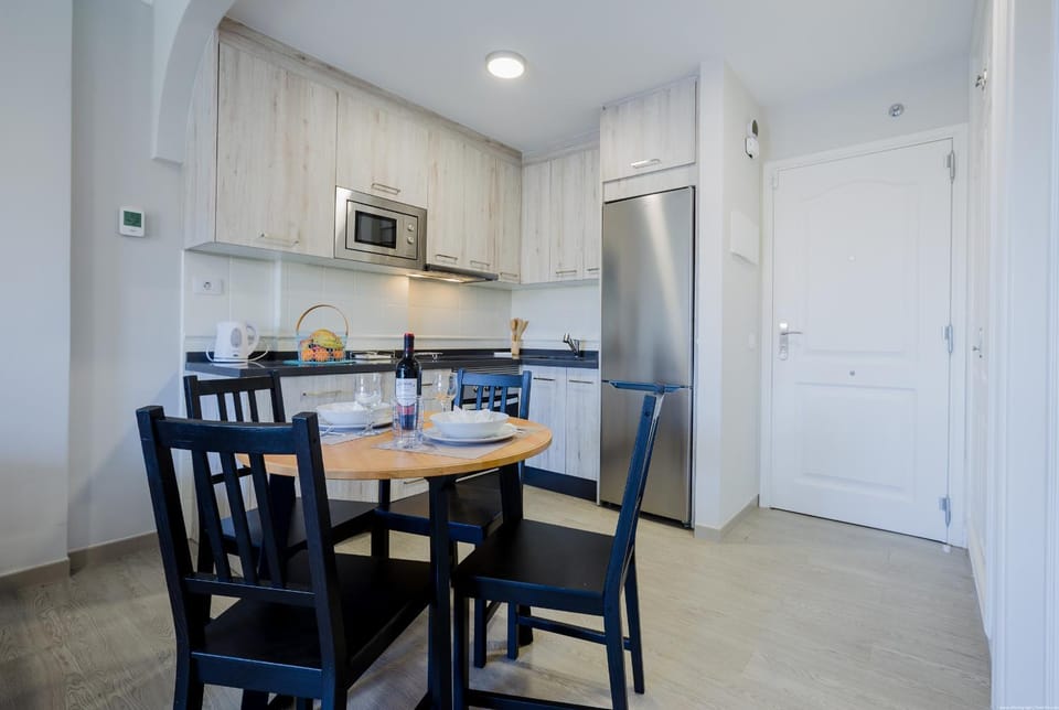 Kitchen or kitchenette, Dining area, minibar, stove