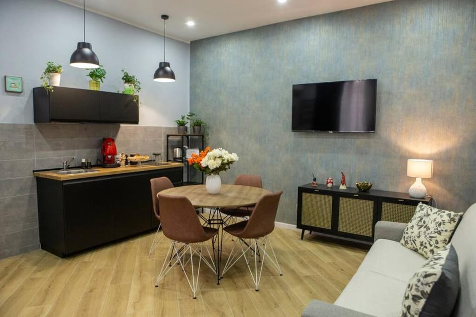 Communal lounge/ TV room, TV and multimedia, Kitchen or kitchenette, Living room, Food and drinks, Seating area, Dining area, Evening entertainment, Drinks, minibar