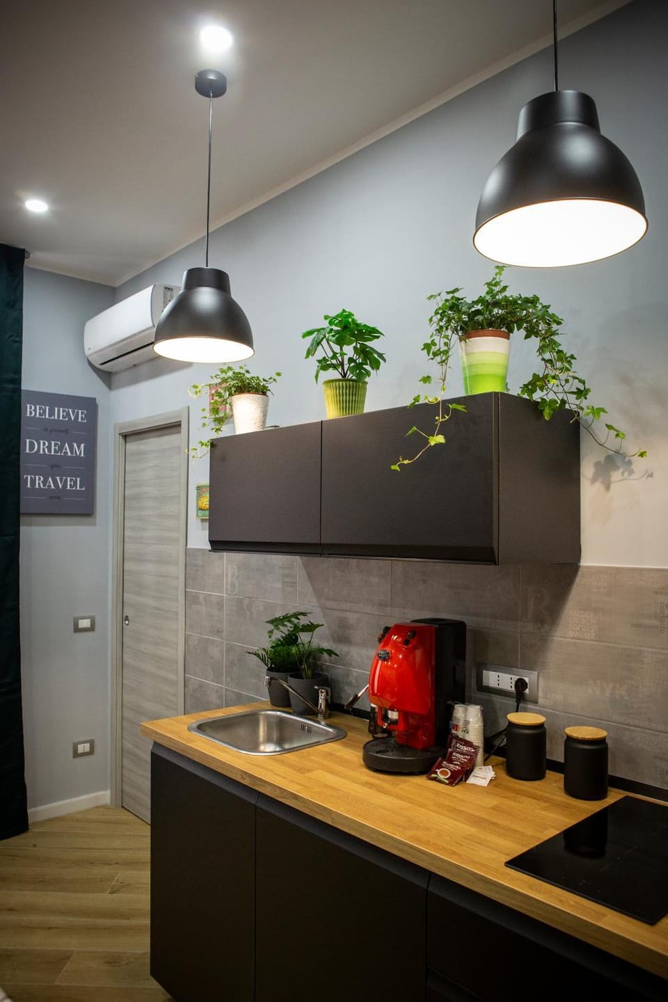 Coffee/tea facilities, Kitchen or kitchenette, Living room, Dining area, Lunch, stove