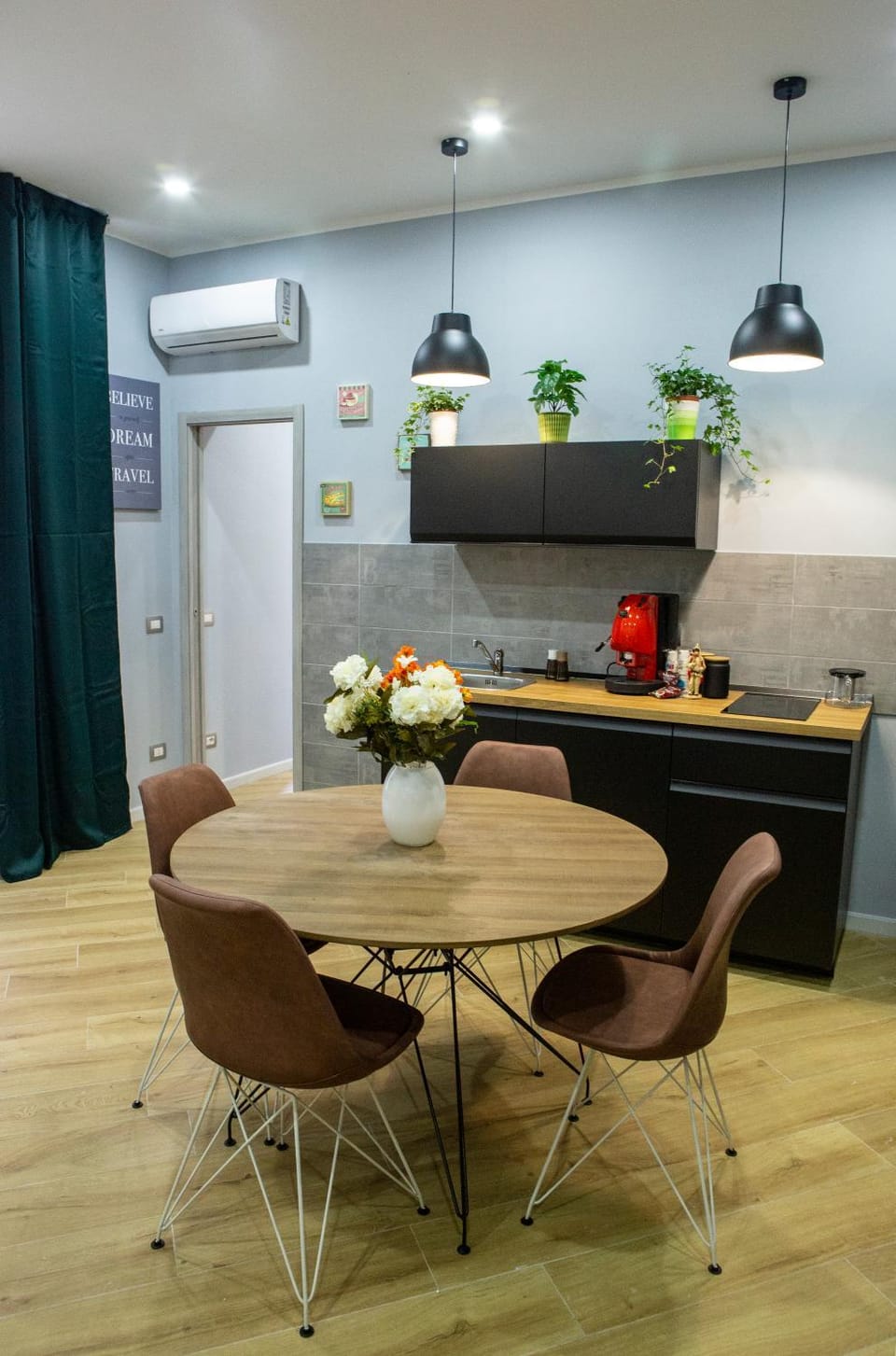 Coffee/tea facilities, Kitchen or kitchenette, Seating area, Dining area, Area and facilities, Italian breakfast, microwave, kitchen, air conditioner
