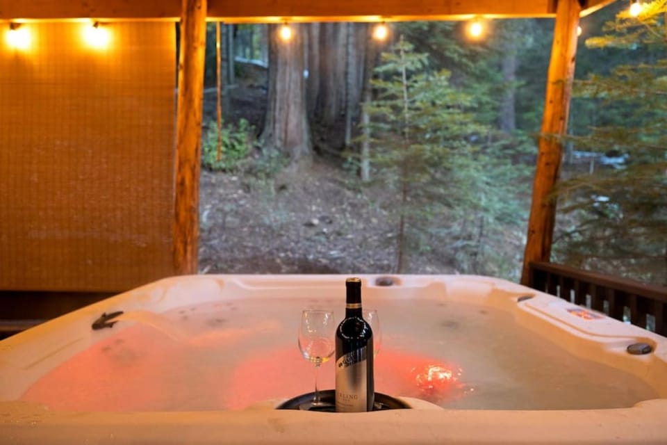Corlieu Falls Cabin in Sugar Pine 8 miles from Yosemite with Gazebo, Hot tub a shack and Bar top Cabin in Sierra Nevada