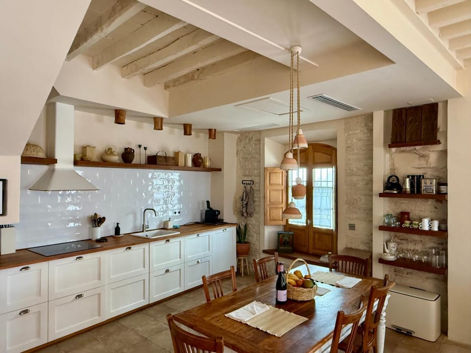 Dining area, kitchen