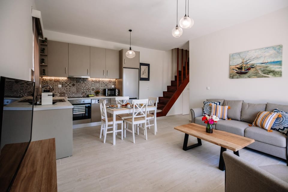 Kitchen or kitchenette, Living room, Seating area, Dining area, minibar, pet friendly