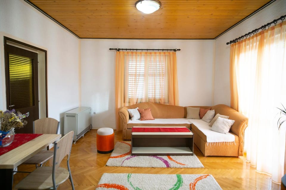 Bed, Living room, Photo of the whole room, Seating area