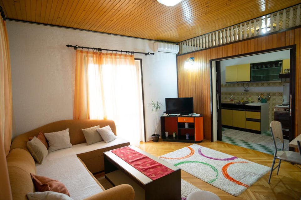 Communal lounge/ TV room, TV and multimedia, Living room, Seating area, Evening entertainment