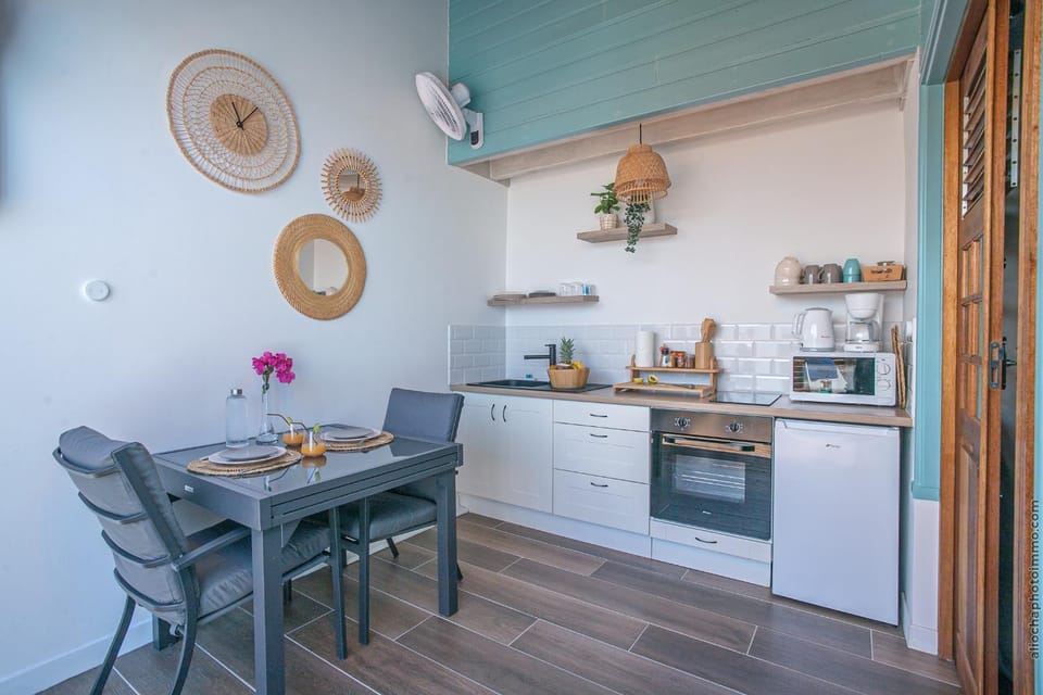 Coffee/tea facilities, Kitchen or kitchenette, Dining area, minibar, pet friendly, stove
