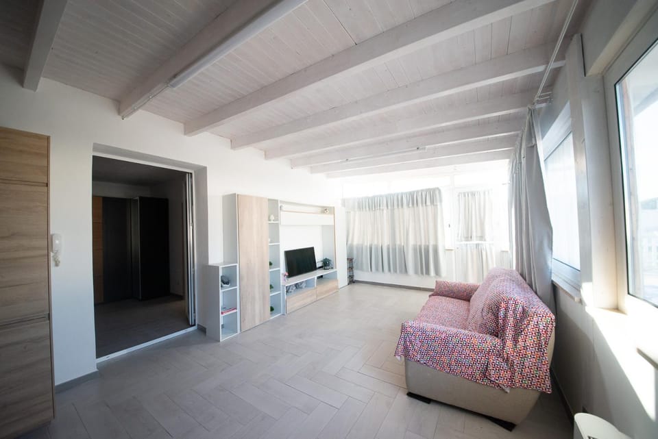 Communal lounge/ TV room, TV and multimedia, Living room, Seating area