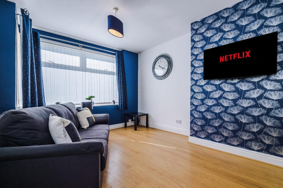 Charming 3-Bedroom Home in Liverpool - FREE Parking House in Liverpool