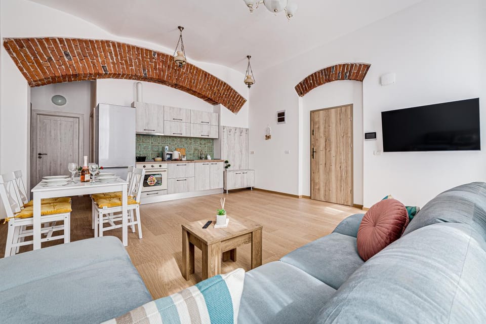 TV and multimedia, Kitchen or kitchenette, Living room, Seating area, Dining area