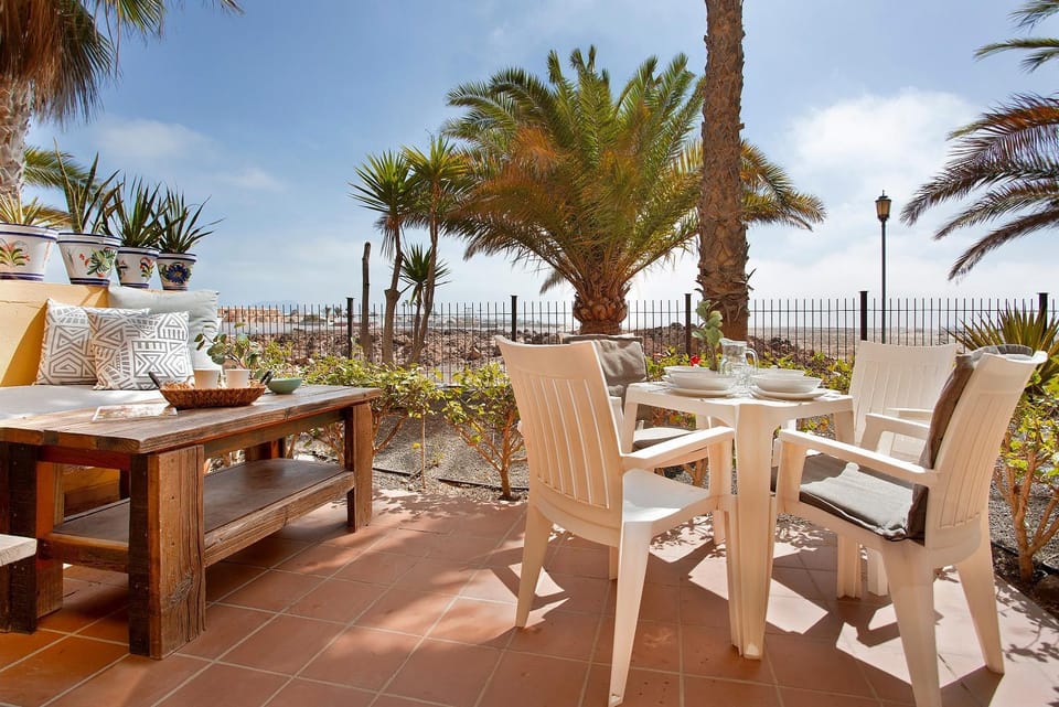Property building, Balcony/Terrace, Living room