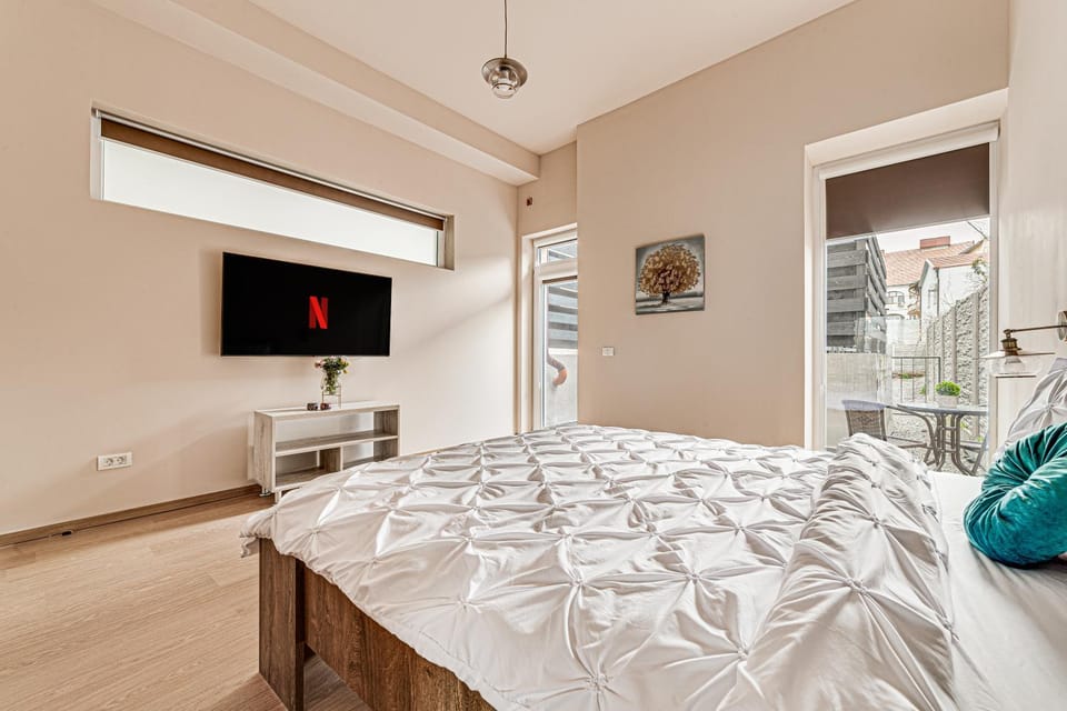 Bed, TV and multimedia, Photo of the whole room, Bedroom