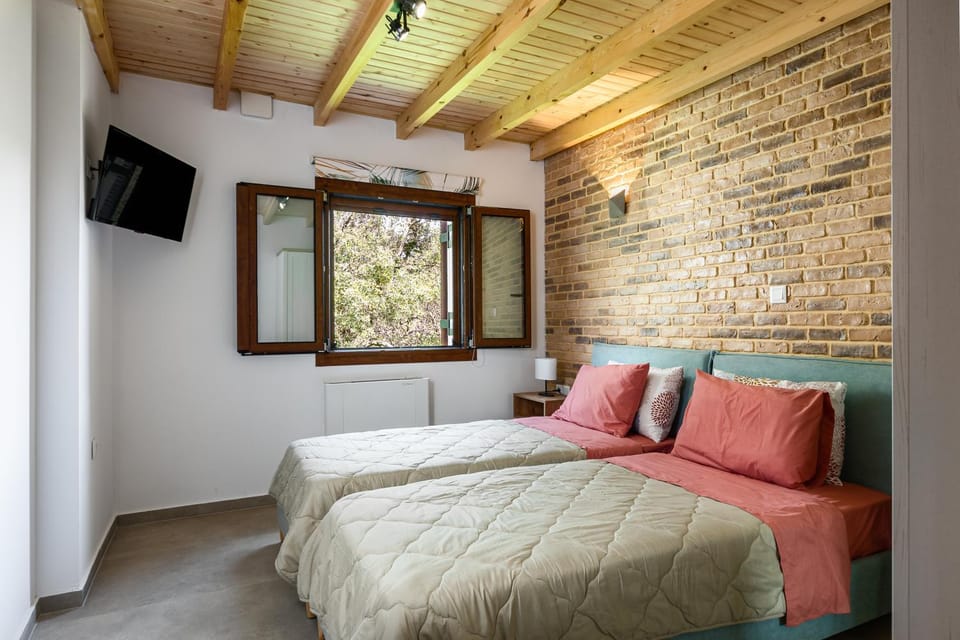 Bed, TV and multimedia, Bedroom
