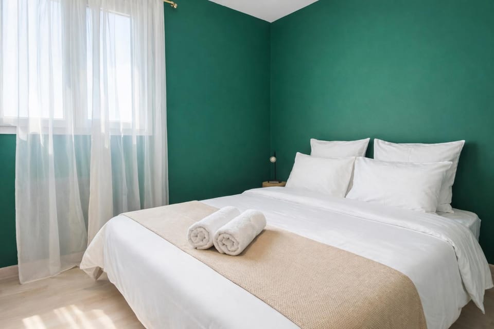 Bed, Photo of the whole room, Bedroom, towels