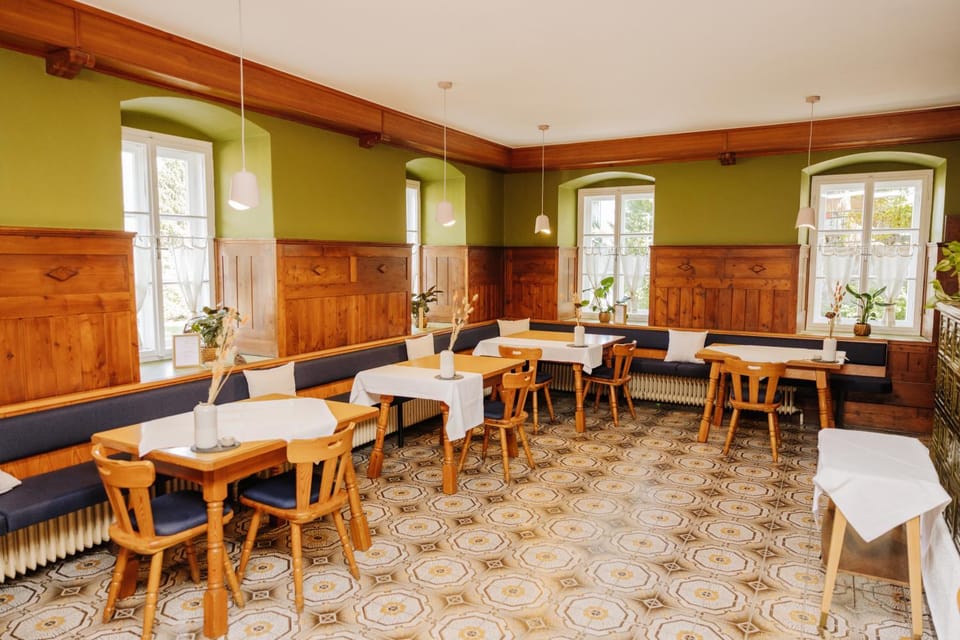 Restaurant/places to eat, Banquet/Function facilities, Seating area