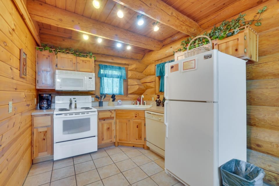 Gatlinburg Vacation Rental with Hot Tub and Game Room! House in Pittman Center