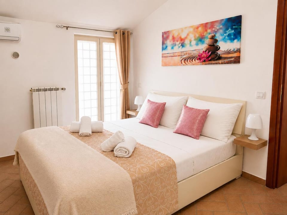 Photo of the whole room, Bedroom