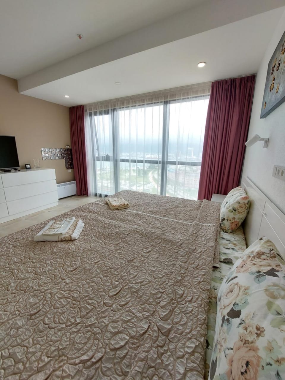 Bed, TV and multimedia, Bedroom