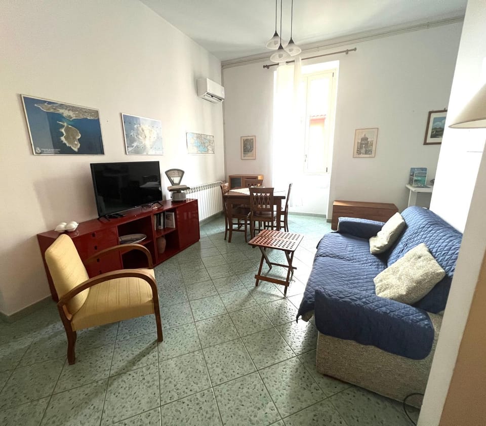 TV and multimedia, Living room, Dining area, Lunch, air conditioner