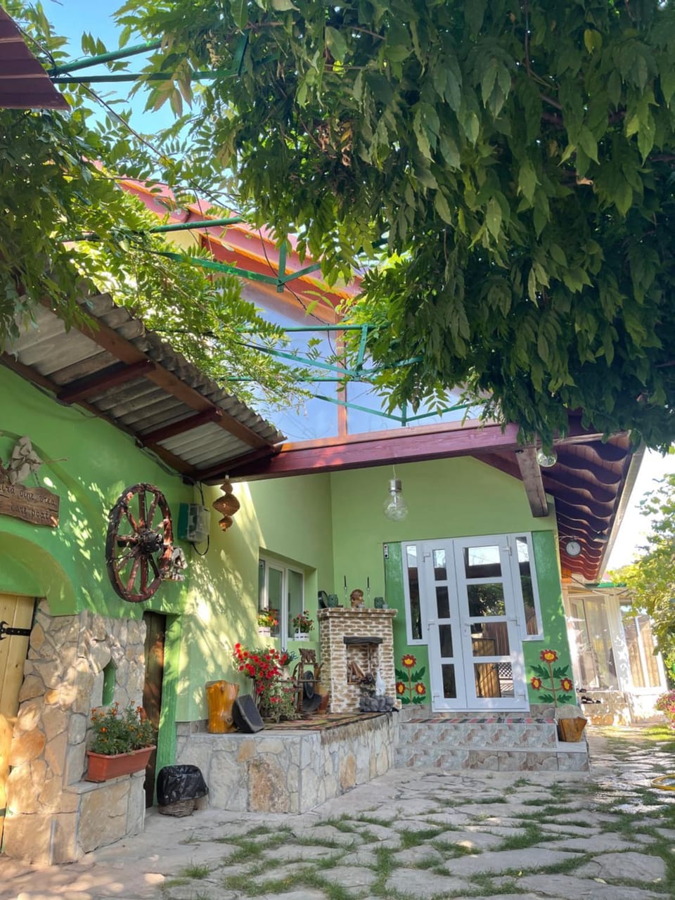 Facade/entrance