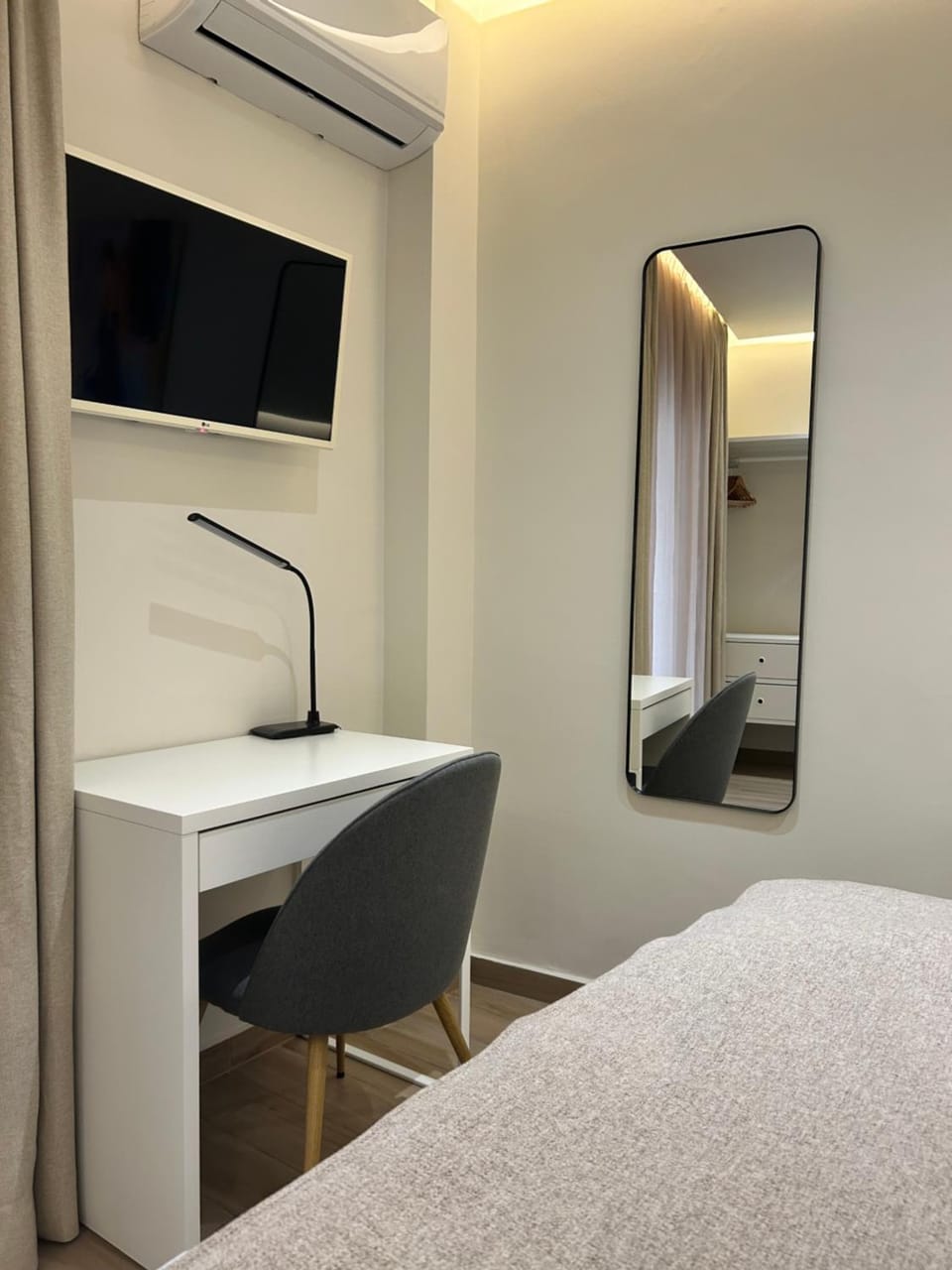 TV and multimedia, Photo of the whole room, Bedroom