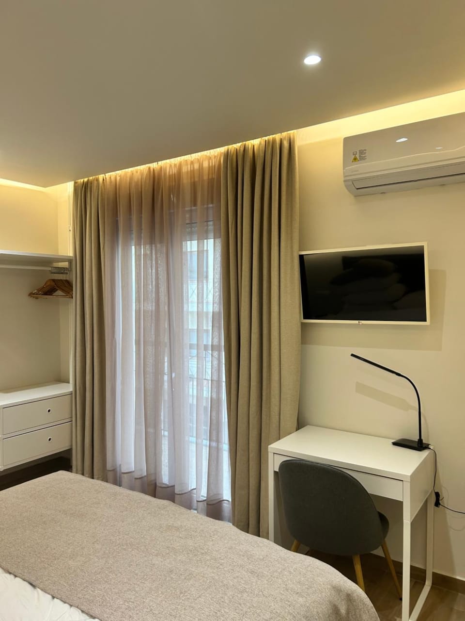 Bed, TV and multimedia, Photo of the whole room, Bedroom