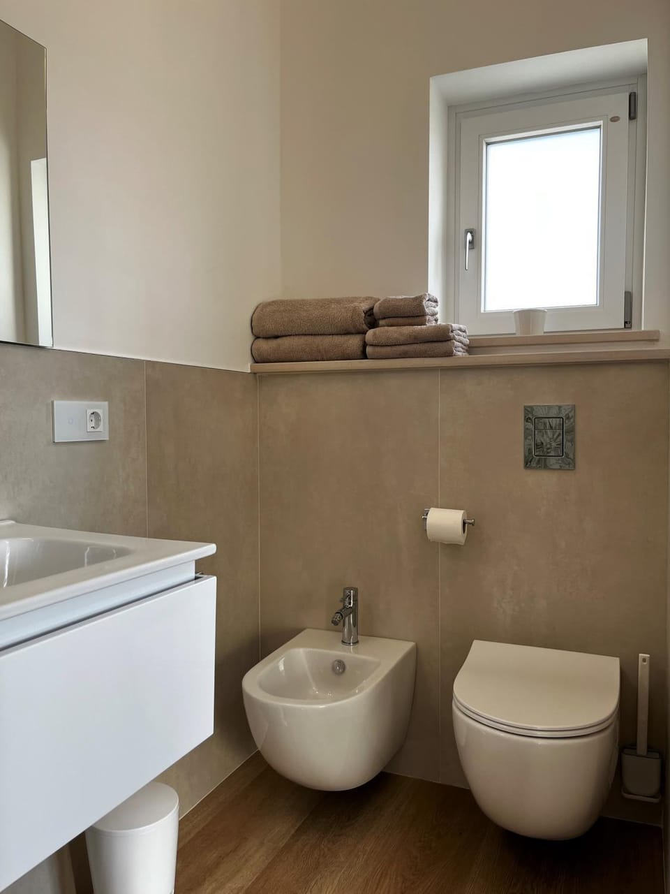 Toilet, Bathroom, bidet, heating, towels, air conditioner